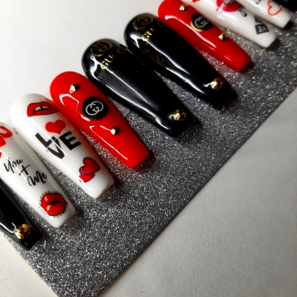 Valentine's Day press on nails Size Medium